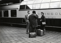 169795 Afbeelding van treinreizigers op het perron van het N.S.-station Amsterdam Amstel te Amsterdam, bij het ...